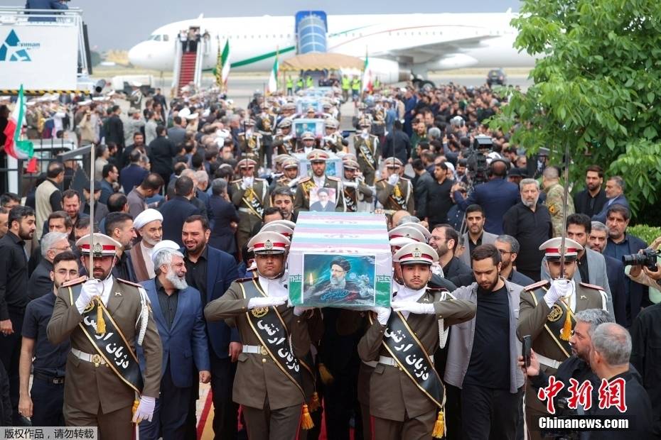 伊朗总统灵柩覆盖国旗画面公布  第3张